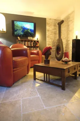 Travertin pour intérieur et extérieur. Sol et mur en pierre naturelle