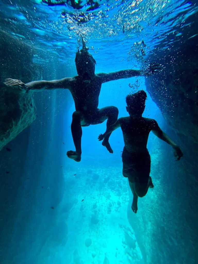 La mystérieuse grotte de l'Oule, un joyau naturel accessible uniquement à la nage.