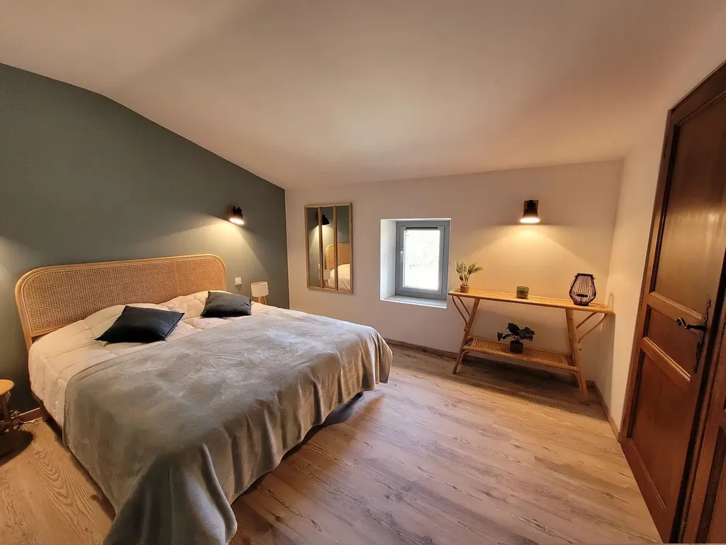 Réserver une suite avec deux chambres avec un lit queen size de 160cm avec salle de bain privative pour des vacances près de Manosque