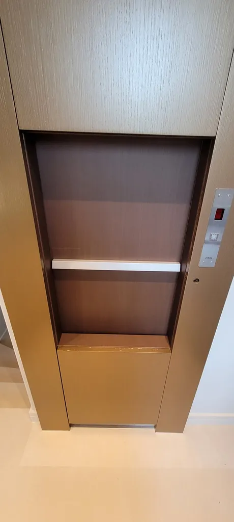 Habillage Coverstyl sur portes d'ascenseur et garage exterieur sur Cannes 