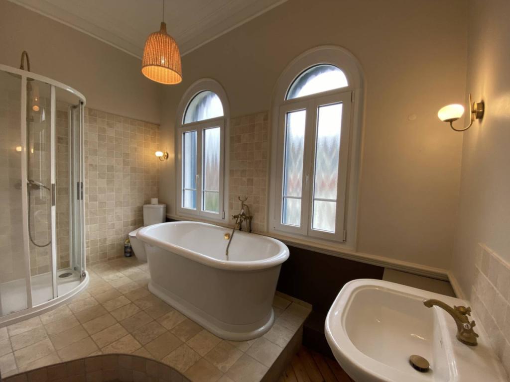 Salle de bain avec baignoire et douche 