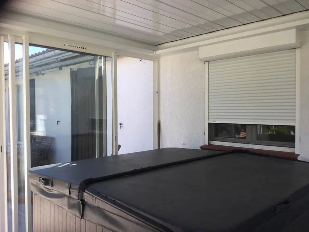 Pergola bioclimatique blanche sur Martigues