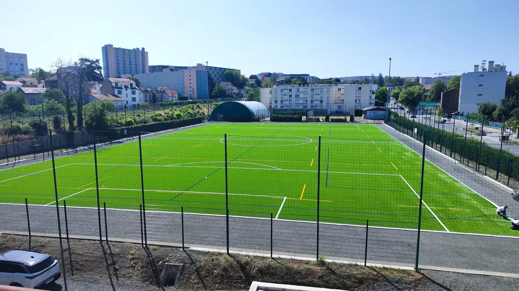 Construction terrain de foot synthétique à remplissage naturel