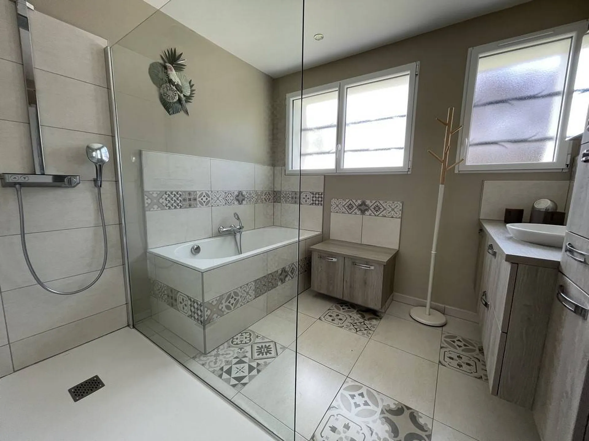 Maison contemporaine de 178m² bâtie sur son terrain de 1 230m² proche des commerces, en Seine Maritime, 76.