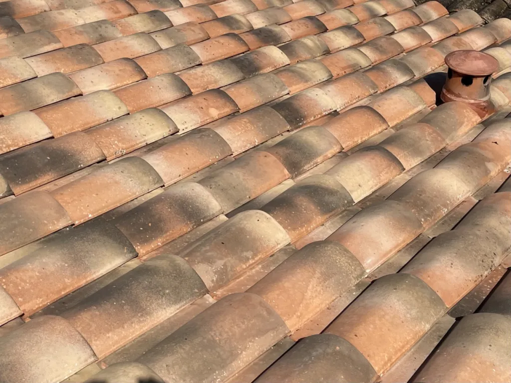 nettoyage et traitement des tuiles d’une toiture de maison sur Saint Victoret près de Martigues