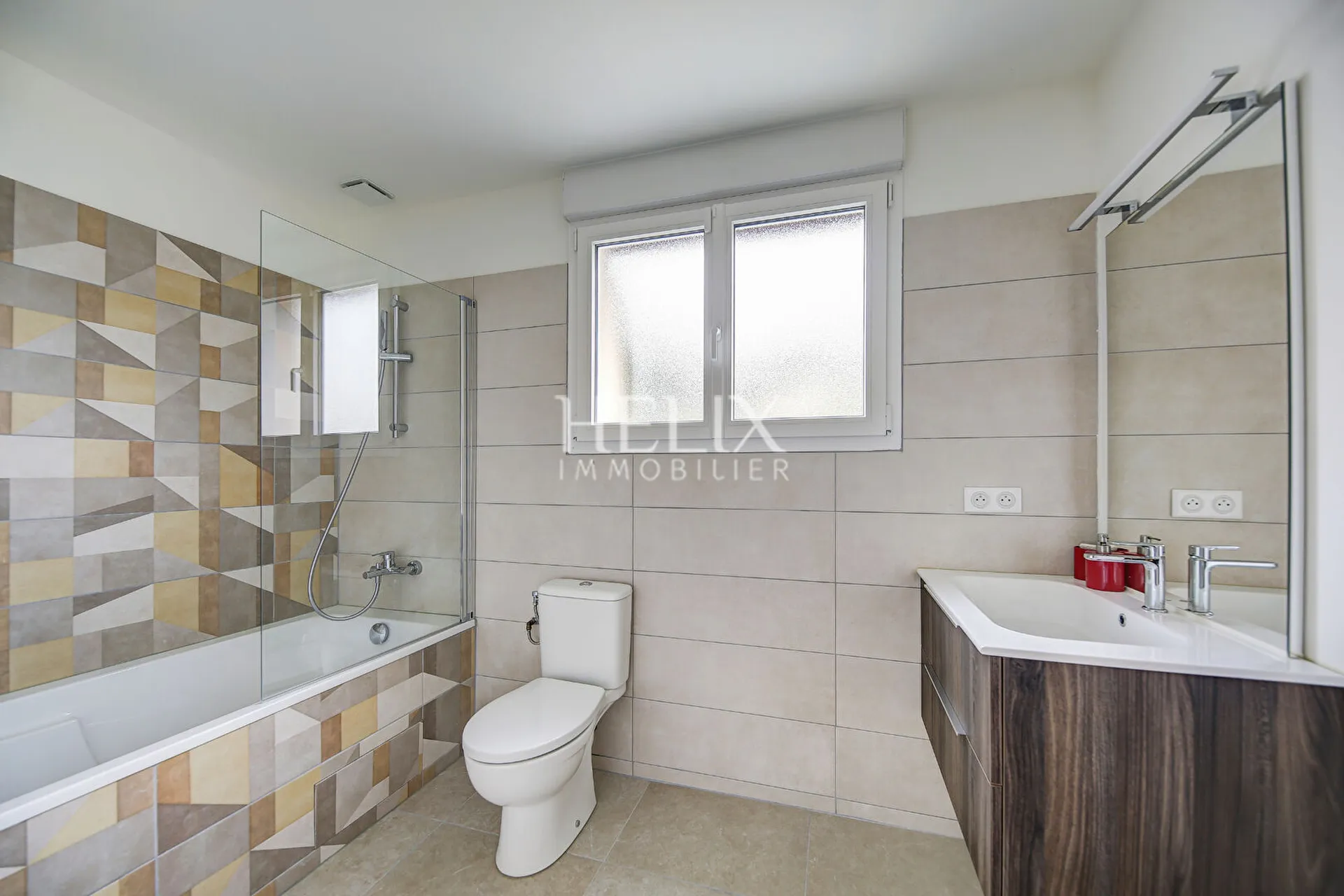 En exclusivité Maison à vendre proche du Lycée international de Saint -Germain-en-Laye, une belle maison de 5 chambres avec un intérieur moderne.