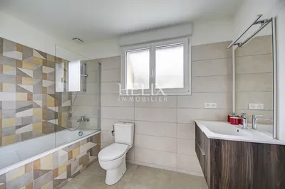 En exclusivité Maison à vendre proche du Lycée international de Saint -Germain-en-Laye, une belle maison de 5 chambres avec un intérieur moderne.