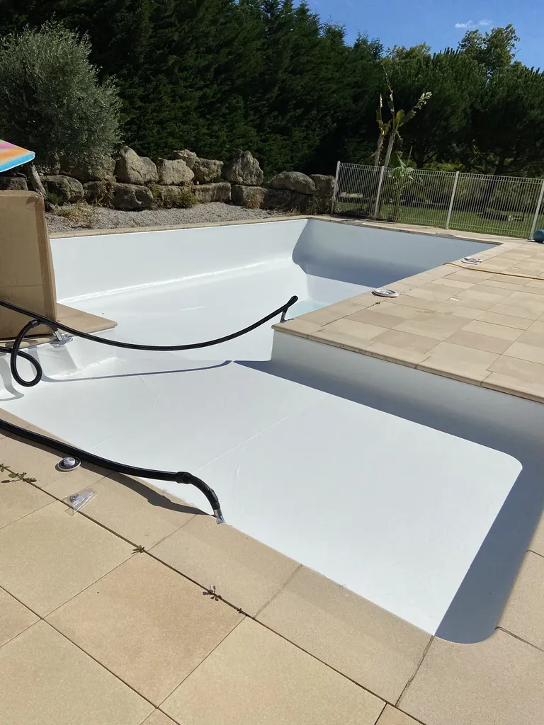 Pourquoi passer par un professionnel pour aménager le jardin autour de ma piscine à Libourne?