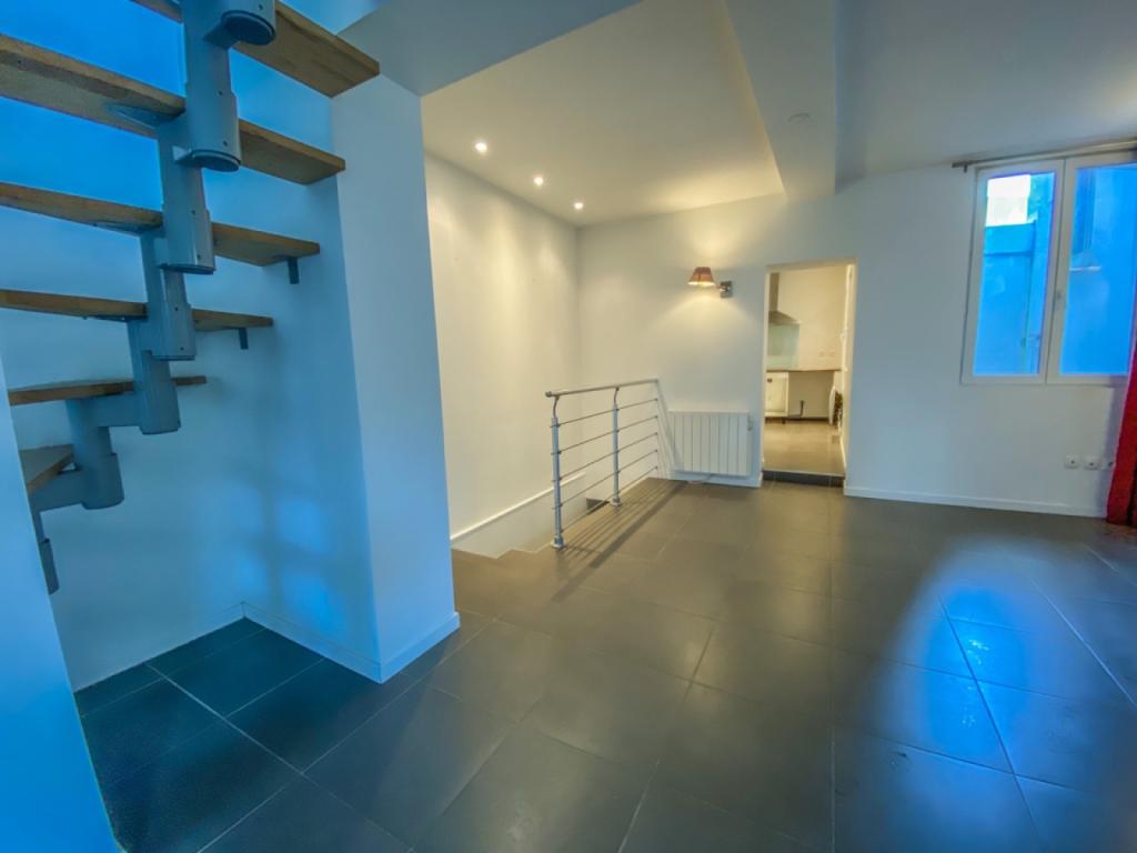 séjour carrelé dans maison de ville 