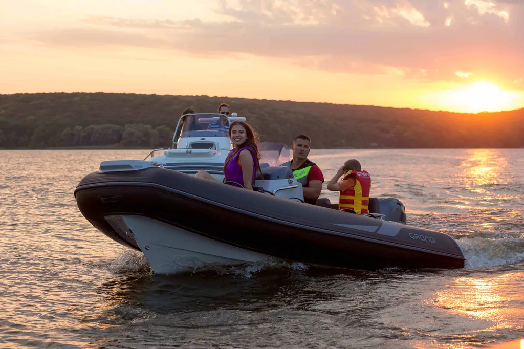 Vente d'un bateau semi-rigide Grand Boats Golden Line G420 neuf disponible à La Londe-les-Maures près de Bormes-les-Mimosas