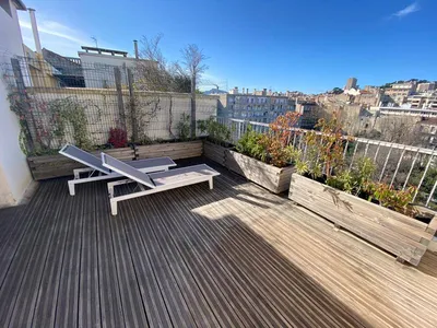 Aménagement paysager de toit terrasse à Aix-en-Provence 13090, avec un massif végétal durable pour une touche esthétique et naturelle