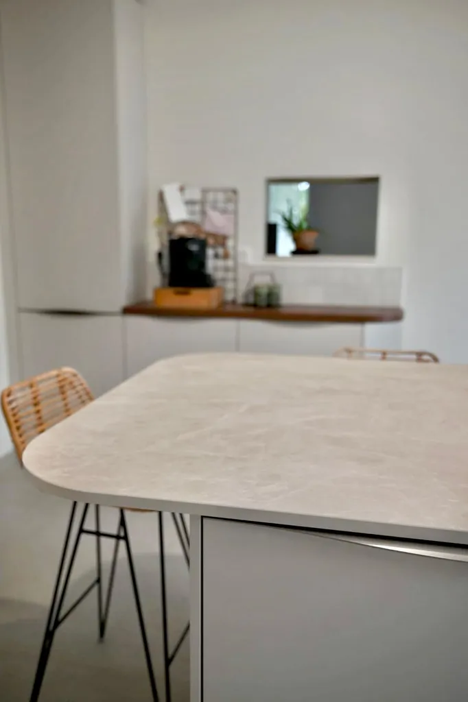 Cuisine avec un plan de travail en céramique Diamond Cream de chez Laminam aux angles arrondis,près d'Albi dans le Tarn
