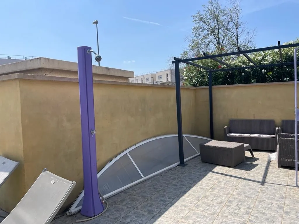 Décoration d’un porche d’entrée et d’une clôture autour d’une piscine à Rivesaltes proche de Perpignan dans les Pyrénées Orientales 