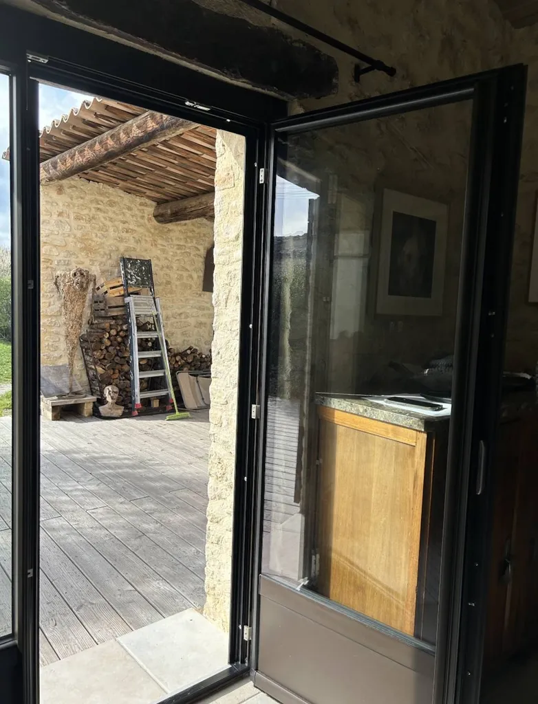 Installation de menuiseries en aluminium de la marque OuvertureS