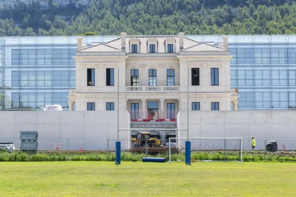 Intervention complète de SGF Étanchéité sur la CMA CGM Academy à Marseille : un chantier mêlant étanchéité traditionnelle, végétalisée, sur bac acier et sous protection lourde, dans le respect des exigences techniques et architecturales.