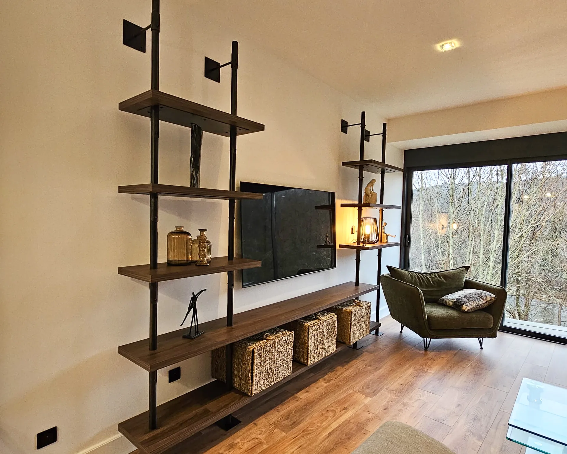 Meuble TV sur mesure Bois & Fer avec niche lumineuse, 8 étagères 38 mm, réalisé à Jaujac près d’Aubenas