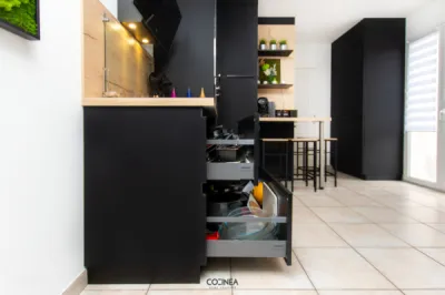 Conception et installation d’une cuisine ARMONY moderne avec accessoires MSA et sanitaire FRANKE à Castelginest