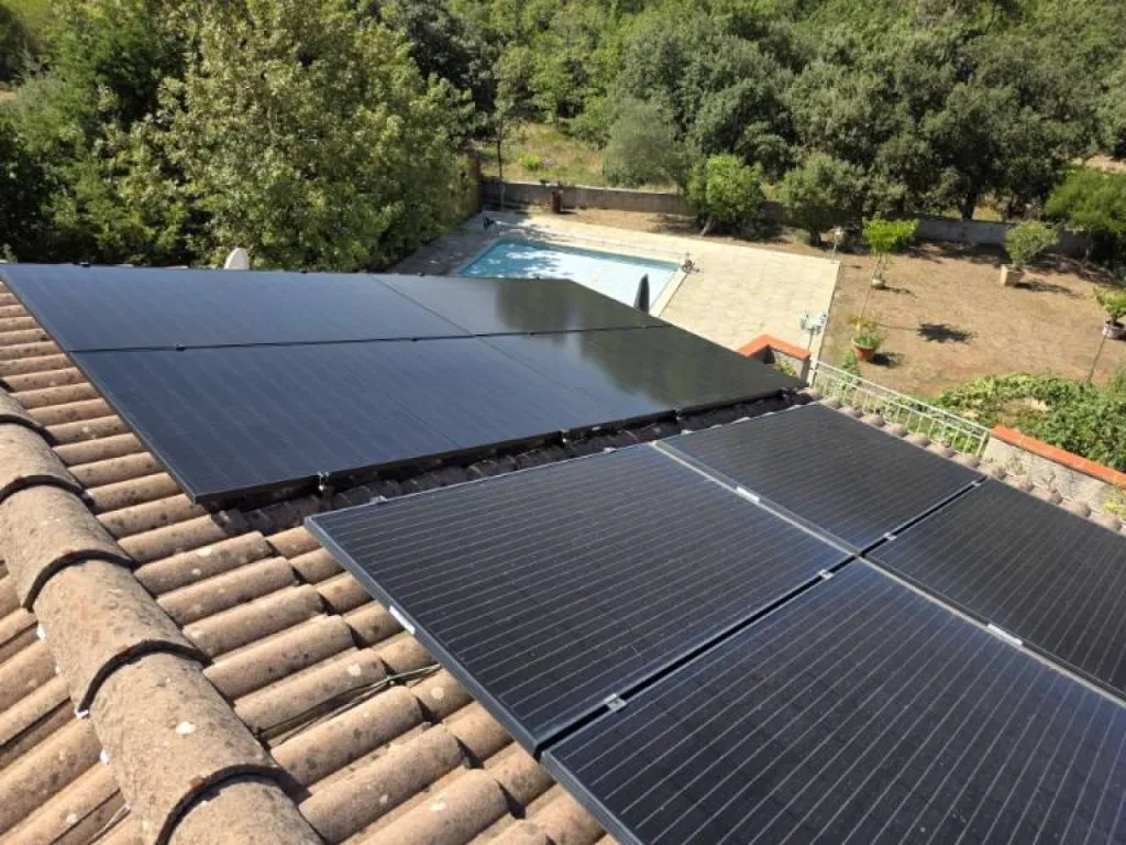 Pose de panneaux solaire Dmegc et batterie de stockage Atmoce dès 9 500€