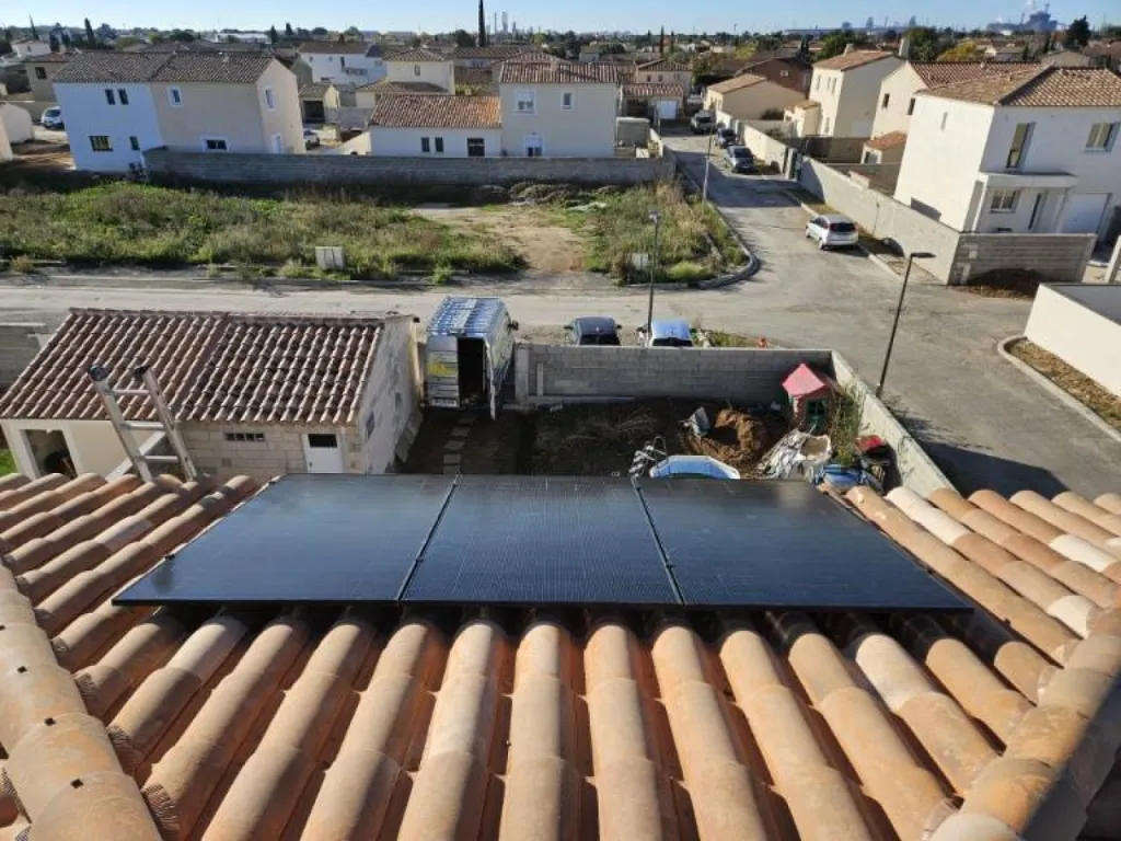 Installation de panneaux photovoltaïques DualSun à Fos-sur-Mer sur une toiture