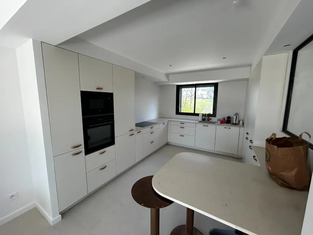 Cuisine entièrement rénovée avec équipements modernes dans cette maison à La Tour-de-Salvagny