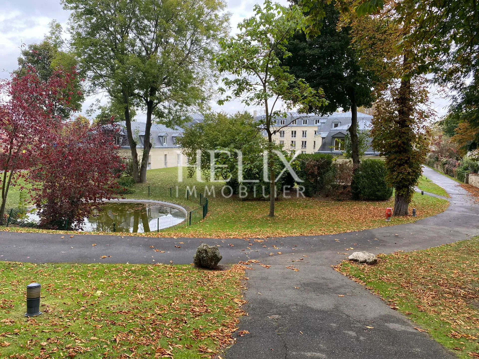 Le Pecq, sous les terrasses de saint Germain en Laye. 
3 pièces au sein d'un magnifique parc.