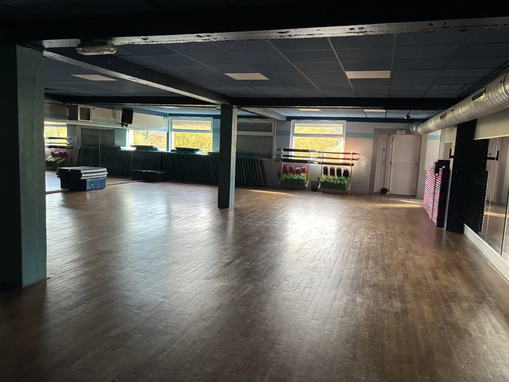 A vendre, local commercial de 966 m² et 9 places de stationnements