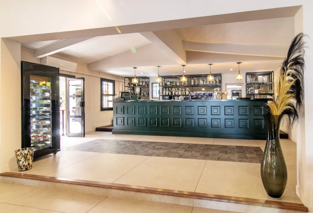 Organisation de repas d’entreprise avec salle climatisée, terrasse ombragée et service convivial à Bouc-Bel-Air Gardanne