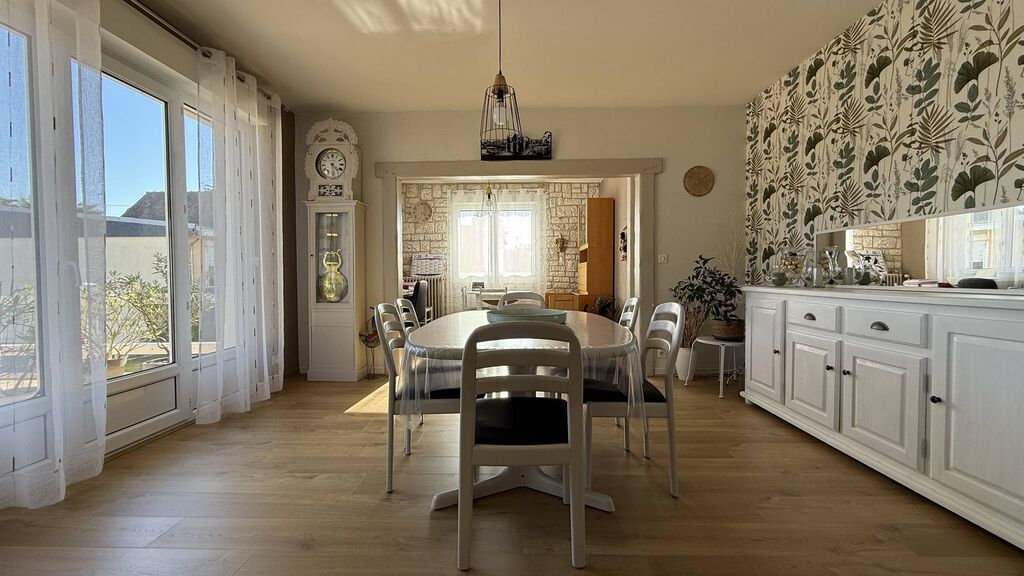 Maison avec vue mer à vendre en Normandie : 200 m² habitables dans la maison principale avec salon panoramique de 30 m² et véranda exposée sud.