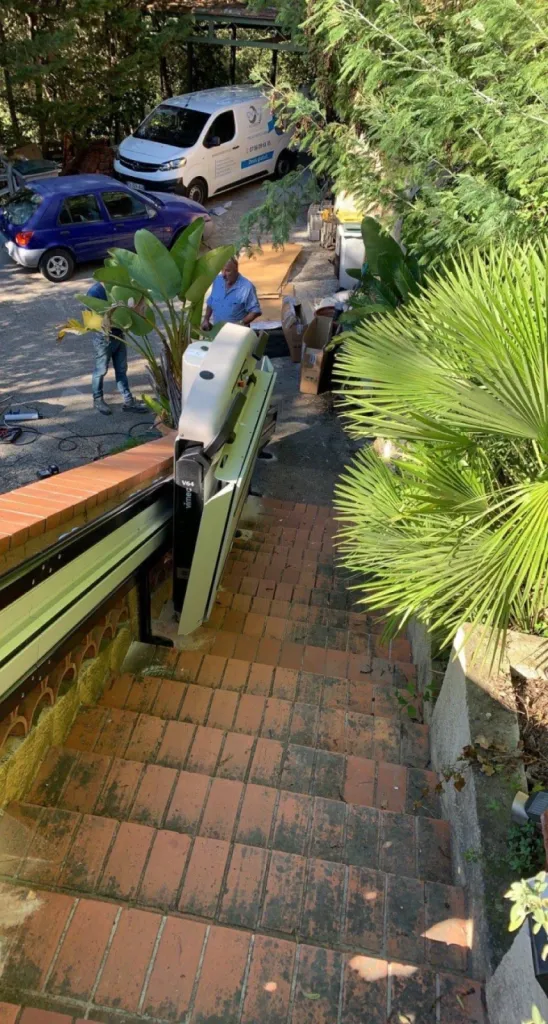 Installation d’une plateforme oblique VIMEC V64 sur un escalier droit : accessibilité et intégration parfaite dans un environnement paysager
