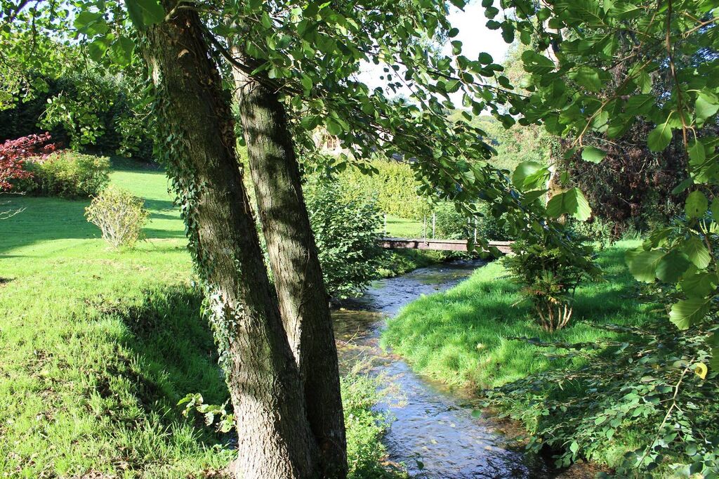 Recherche propriété de caractère bordée par rivière, édifiée sur un terrai valonné d'environ 4 Ha