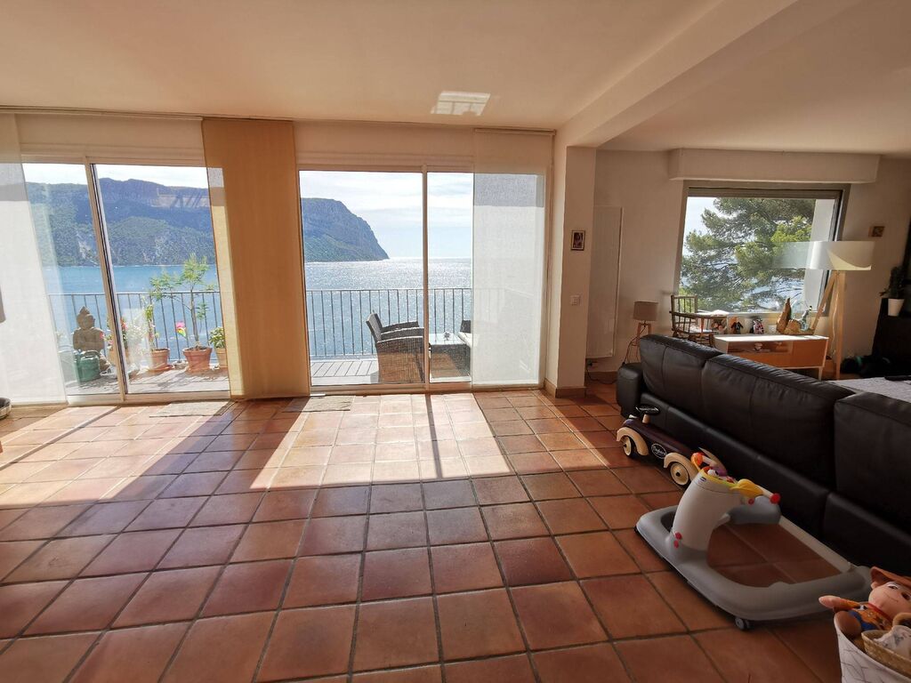 Cassis Emplacement unique pieds dans l'eau