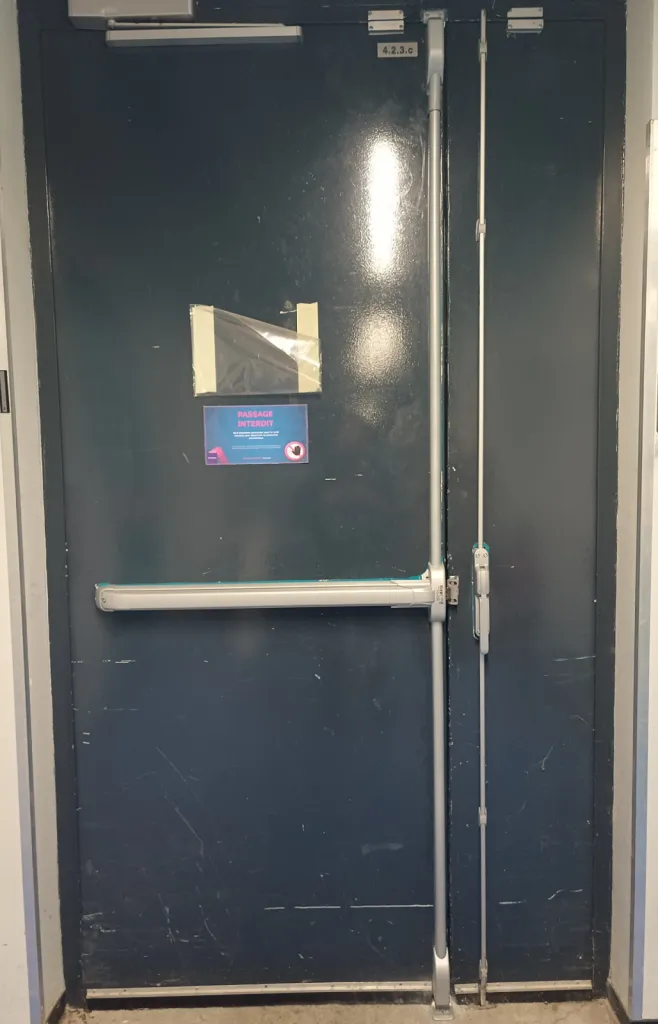 Barre anti panique 3 points sur issue de secours