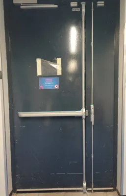 Barre anti panique 3 points sur issue de secours