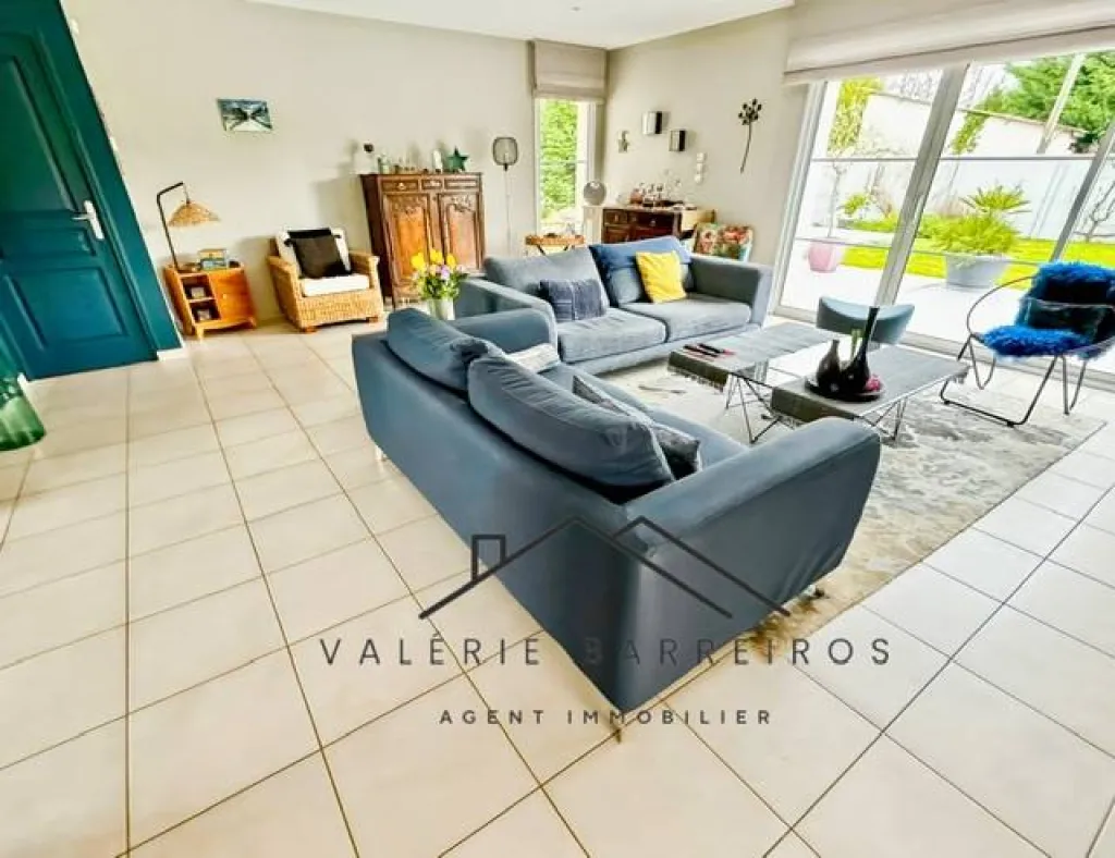 A saisir maison d'architecte de 7 pièces d'une superficie de 195 m² habitables sur un terrain de 1450m2 sur la commune de LA LONDE