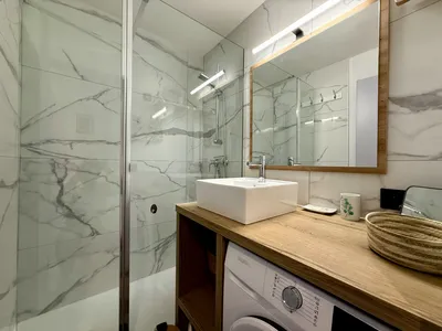 Les Issambres — Appartement 3 pièces de 34 m² entièrement rénové, dans une résidence prisée avec piscines et tennis, à deux pas de la plage