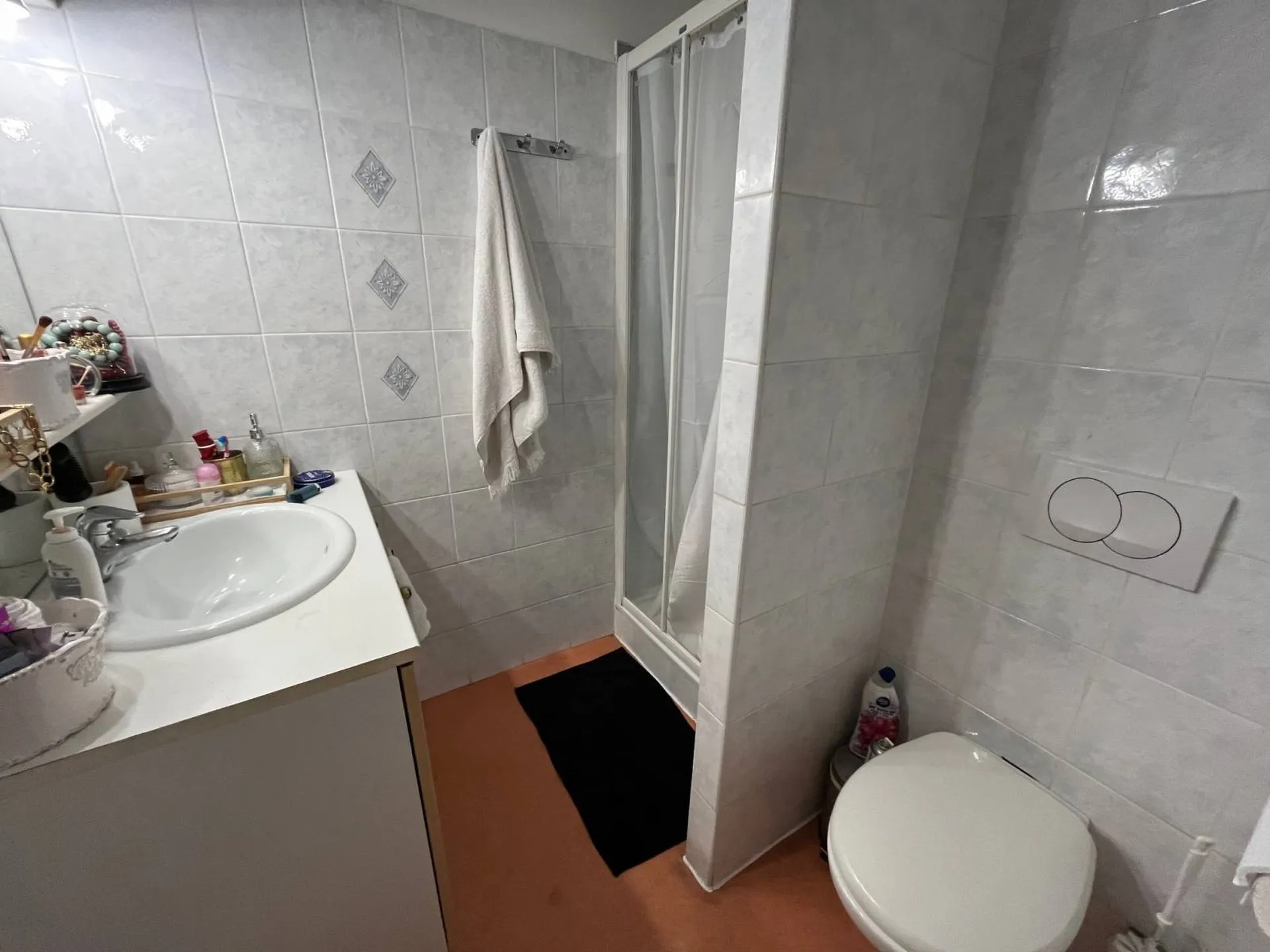 rez de jardin carnoux en vente avec terrasse, piscine et parking