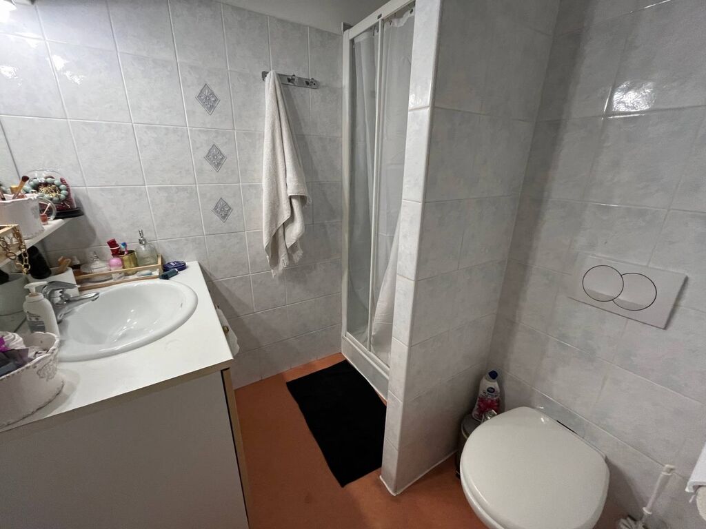 rez de jardin carnoux en vente avec terrasse, piscine et parking