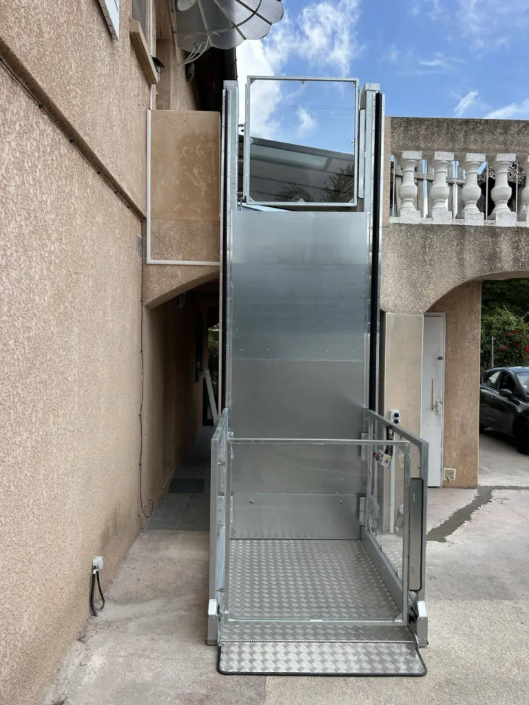 Strategos à Marseille plateforme verticale extérieure à vis sans fin 