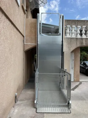 Strategos à Marseille plateforme verticale extérieure à vis sans fin  Strategos à Marseille plateforme verticale extérieure à vis sans fin