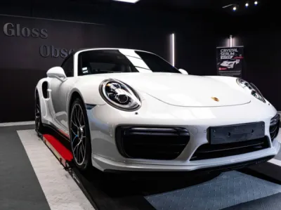 Porsche Turbo S avec une finition éclatante après un polissage intensif, suivi d’un traitement céramique Gtechniqpour une protection longue durée et un entretien facilité.