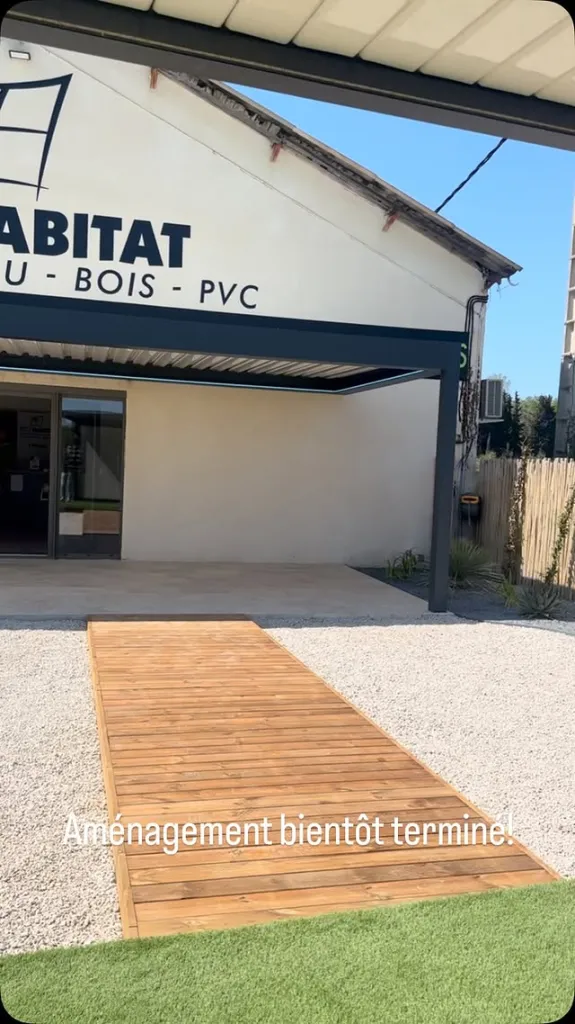Pose pergola bioclimatique aluminium showroom avec lames orientables et allée bois à Montagnac dans l’Hérault 34530