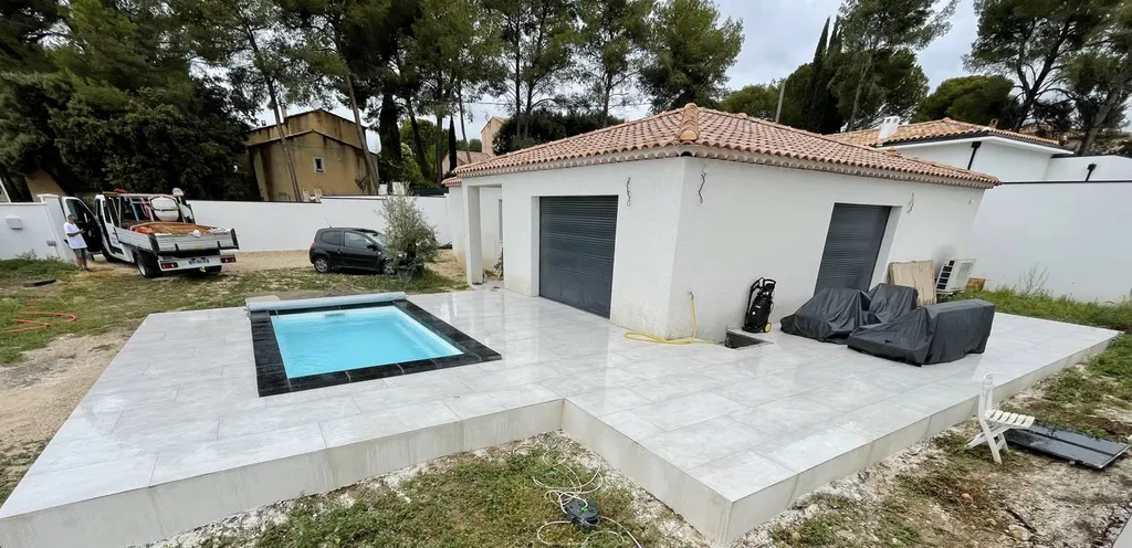 Création de terrasse carrelé avec piscine coque à Rognac 13340