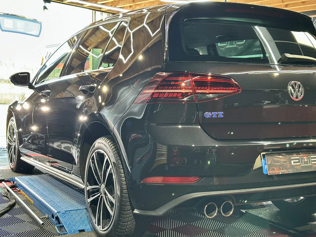 Restauration Volkswagen Golf GTE polissage Traitement céramique sur Lyon 