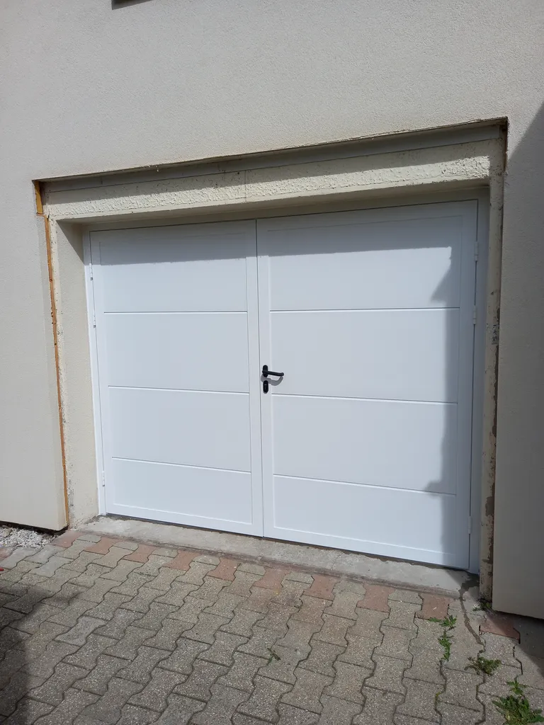 Installation d'une porte de garage à 2 battants en acier isolé avec serrure de sécurité à Neuville sur Saône