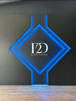 Créer un décor mural en bois sur mesure avec panneaux épicéa, MDF et éclairage LED pour un espace professionnel à Marseille