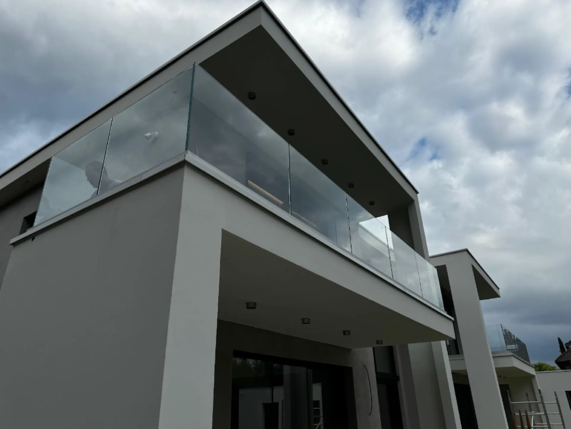 Fourniture et pose de garde corps en verre d'escalier et sécurisation mezzanine à Charbonnières dans l'Ouest Lyonnais