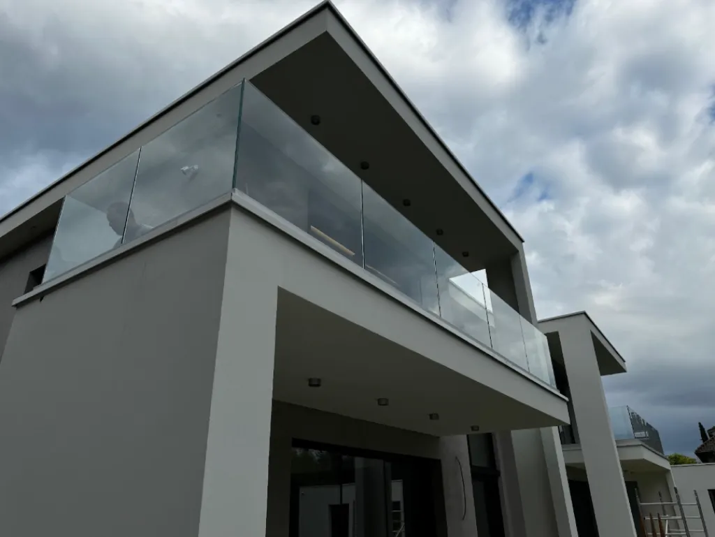 Fourniture et pose de garde corps en verre d'escalier et sécurisation mezzanine à Charbonnières dans l'Ouest Lyonnais