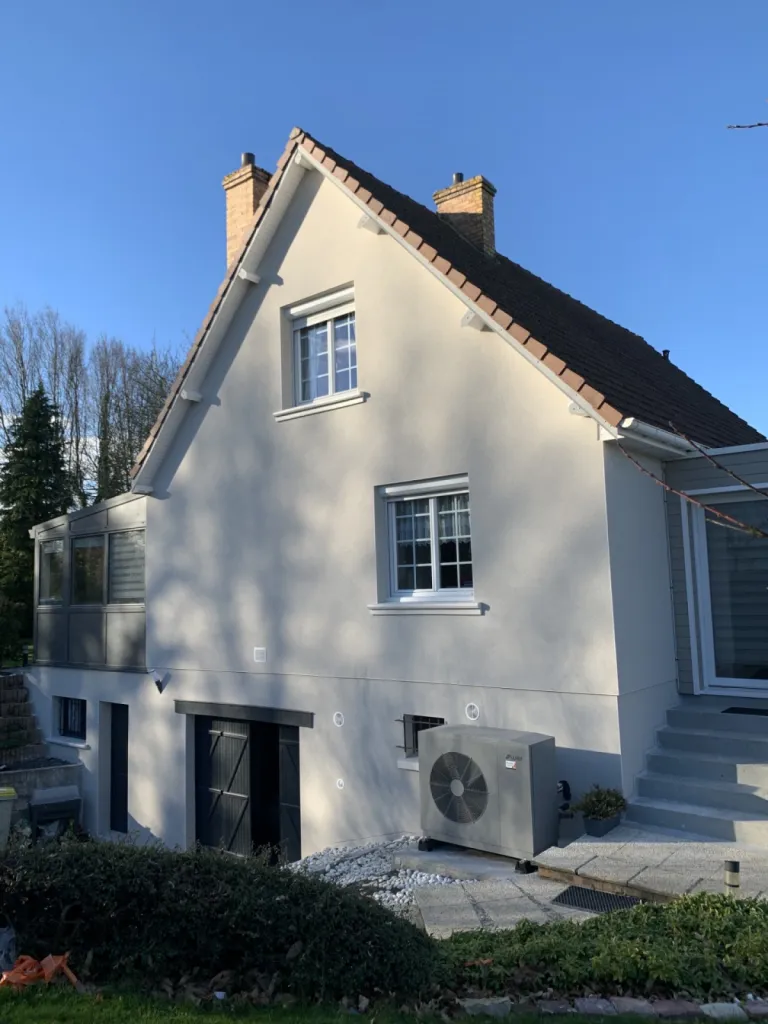 Réparation d’une fissure de façade avec ravalement projeté et sous-enduit fibré entreprise Le Havre 76