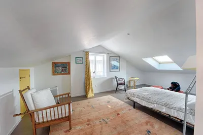 Découvrez cette chambre moderne à Albi, pensée pour allier confort, fonctionnalité et style contemporain. Nos travaux de rénovation incluent la peinture, le parquet et l’aménagement sur mesure pour créer un espace harmonieux et chaleureux. Faire appel à d