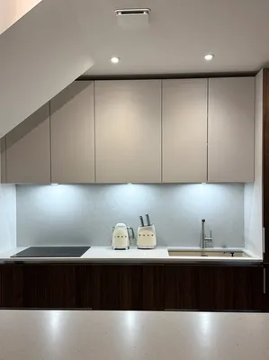 Cuisine haut de gamme aux façades mates, rangements dissimulés et éclairage LED